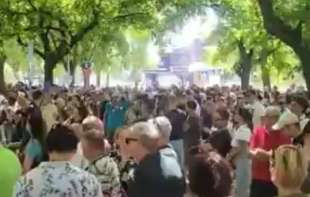Jovan je naš junak:  Ispred novosadskog suda skup podrške mladiću koji je udario ćacija u Futogu (VIDEO)