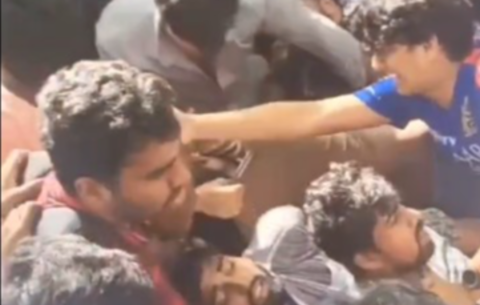 Stampedo na kriket stadionu u Indiji odneo desetine života: Najmanje 11 ljudi poginulo, 33 povređeno (VIDEO)