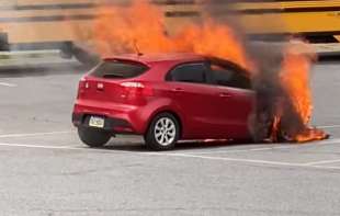 Požar na Voždovcu: Tri automobila uništena, vlasnici bez povreda