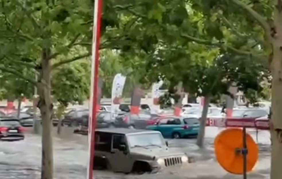 Stravično nevreme se sručilo na Rumuniju: Bukurešt poplavljen, ulice se pretvorile u reke (VIDEO)
