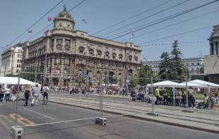 DIGLA SE AKADEMSKA ZAJEDNICA: Protest ispred Vlade, predati zahtevi, blokirana raskrsnica, postavljene ograde, tende… (FOTO)
