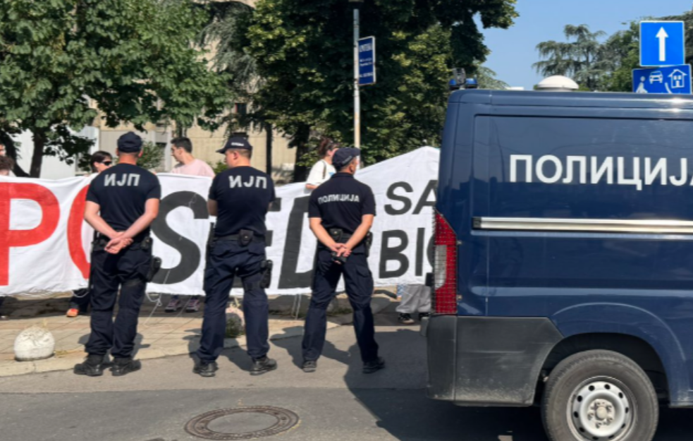 Policija čuva Sava centar: Počinje sastanak o EXPO-u, studenti protestuju i pozivaju građane