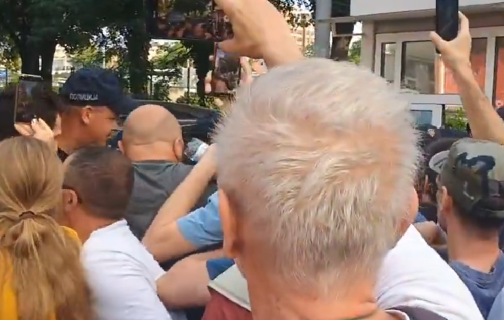 Nemiri na Voždovcu: Policija upotrebila silu protiv građana (VIDEO)
