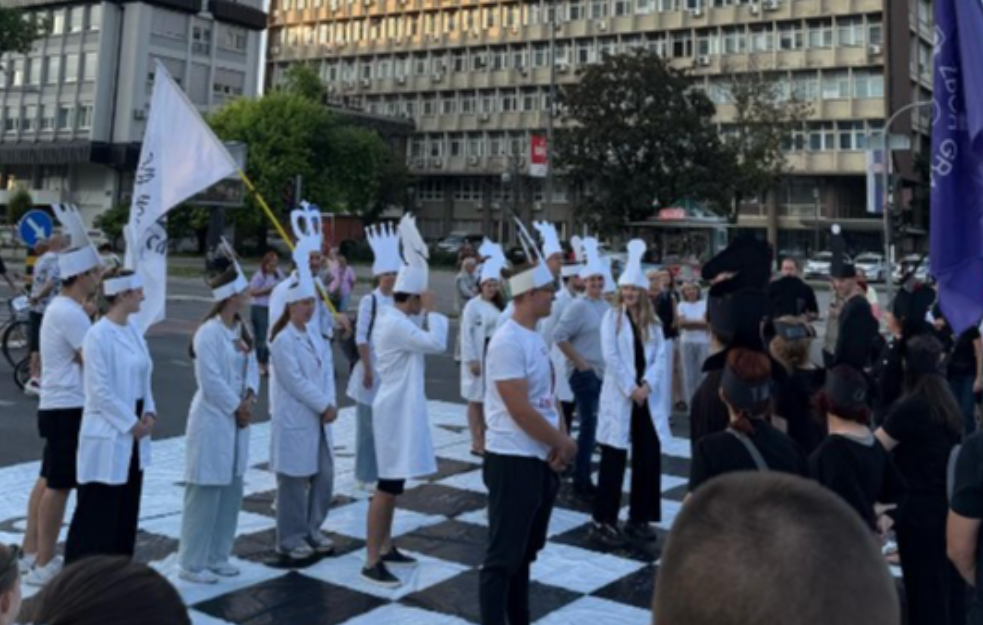  Novosadski zborovi petu nedelju zaredom blokiralli raskrsnice u gradu, na jednoj udaren policajac (VIDEO)