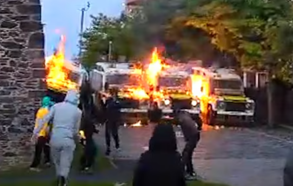 Nasilje eskalira u Irskoj: Policija napadnuta Molotovljevim koktelima
