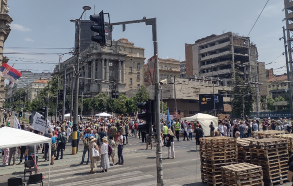 Šatori na dve lokacije paralisali Beograd: Blokirane saobraćajnice u centru grada