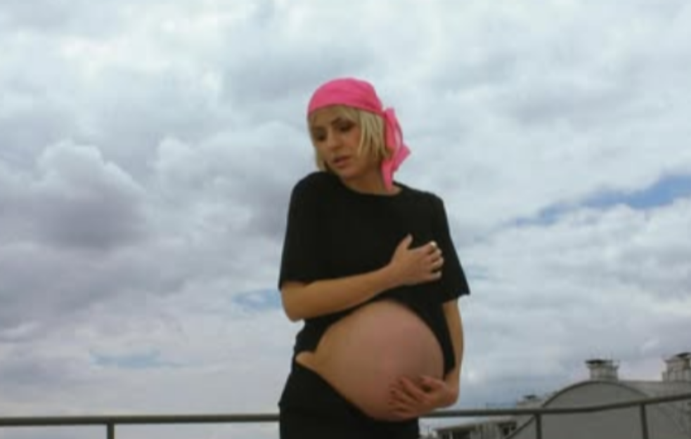 Pevačica čeka blizance, snimak iz njene kuće usijao mreže: „Ma bravo“ VIDEO
