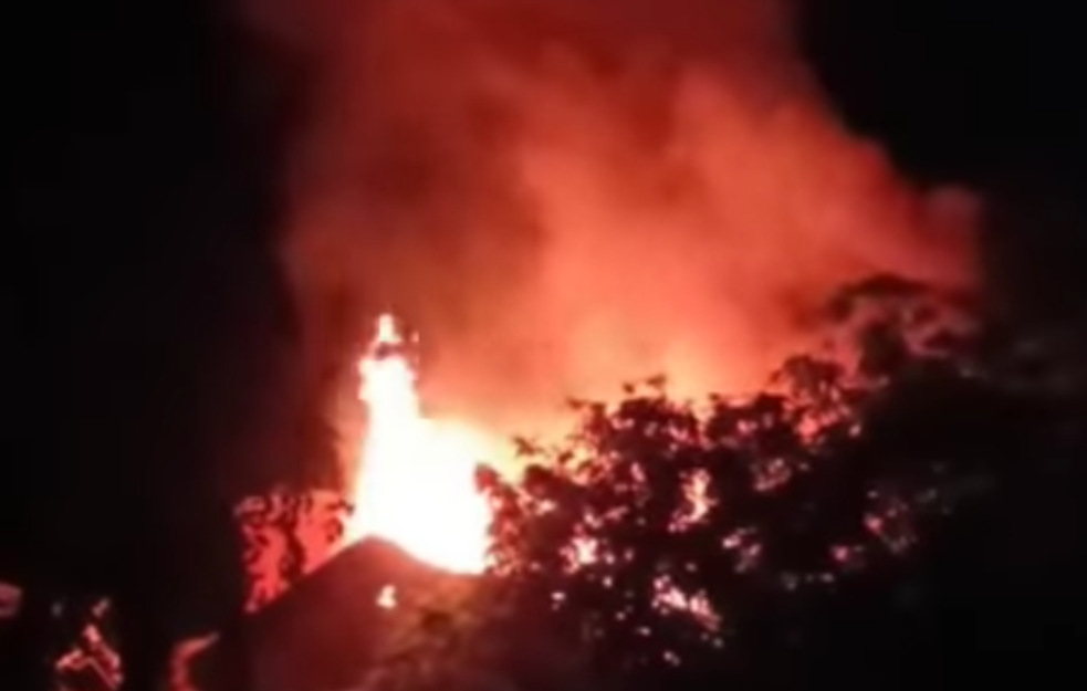 Dramatični snimci iz Šapca, vatra guta objekat