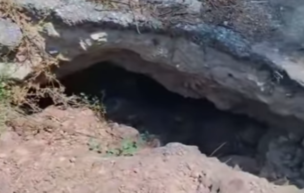 Zbog ogromne rupe koja zjapi na mostu, Kragujevčani u opasnosti