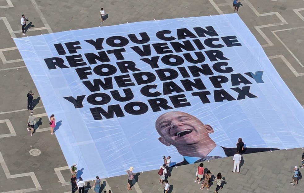 Demonstranti proslavili Bezosovu promenu lokacije za venčanje