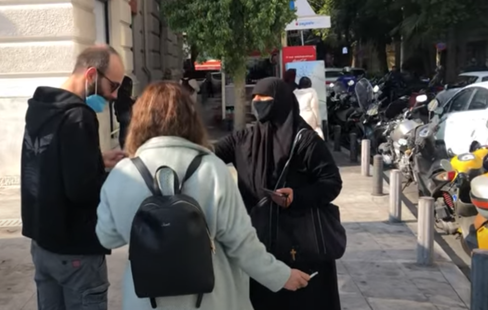 Lažni monasi i monahinje varaju turiste širom Grčke
