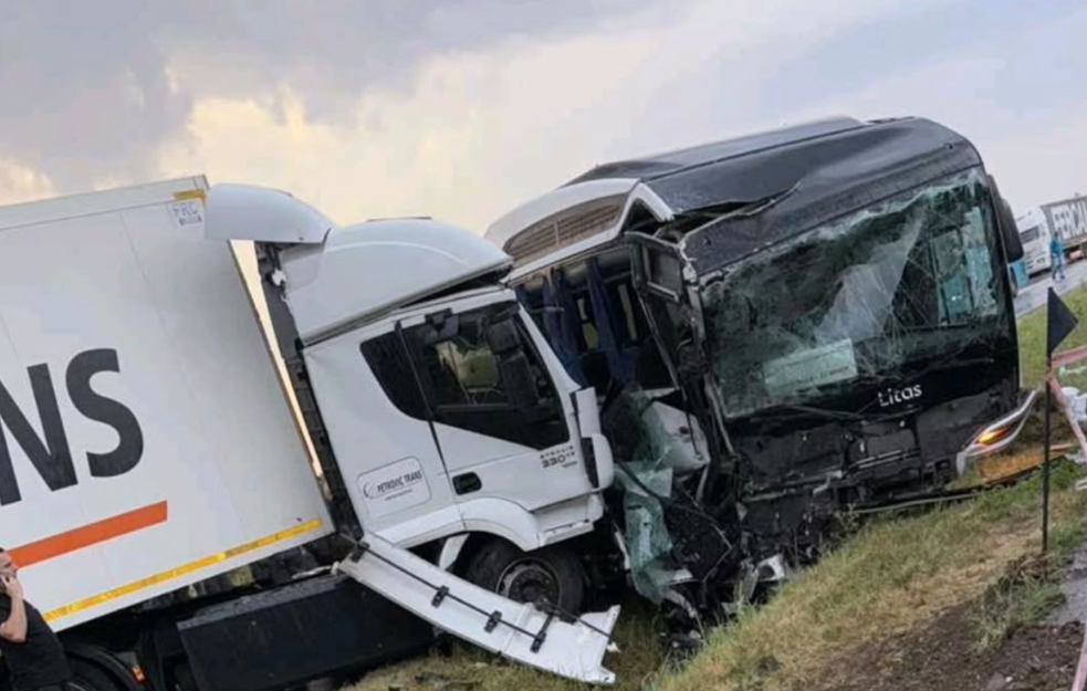 Poznato stanje povređenih u silovitom sudaru kamiona i autobusa u Šimanovcima