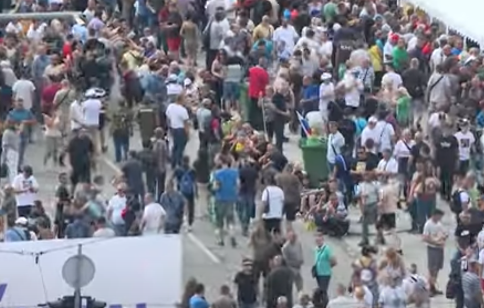 Kolone studenata i građana pristižu, počelo okupljanje na Slaviji