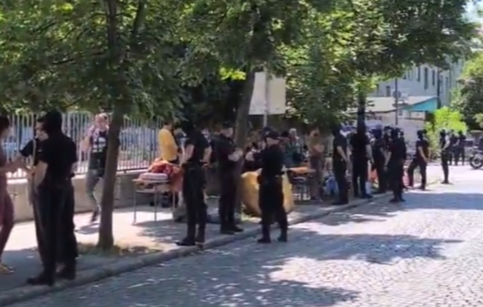  Žandarmerija odgurala građane u Zemunu