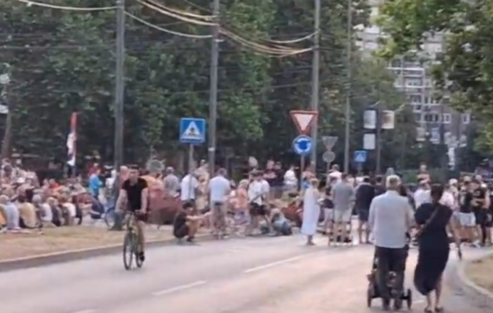 MUP: Uklonjene sve blokade u Srbiji, privedeno 79 osoba, četiri policajca povređena!