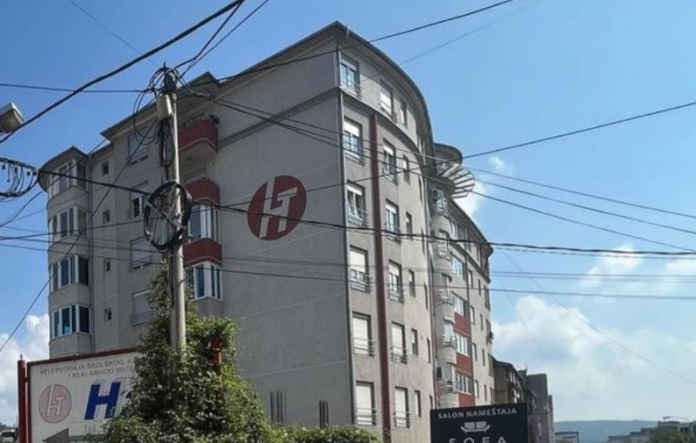 Sedmogodišnji dečak pao sa petog sprata u Novom Pazaru: Preživeo zahvaljujući naslaganim kartonima i brzoj pomoći