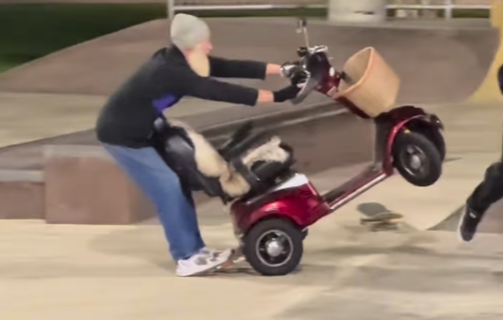 Deda na skuteru oduševio milione (VIDEO)