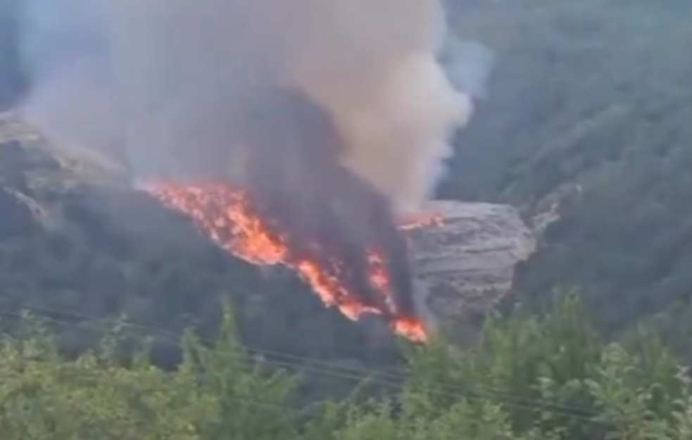 Gori deponija kod Novog Pazara: Vetar otežava gašenje požara, otrovni dim kulja u nebo (VIDEO)