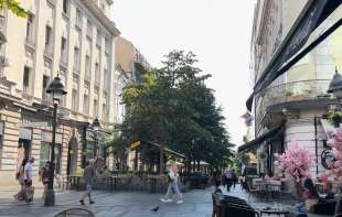 Zatvoren prolaz ispod objekta u Knez Mihailovoj zbog uklanjanja plafonske obloge