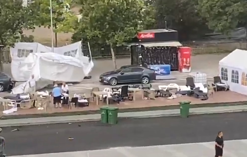 Odleteo Ćacilend: Oluja rasturila šatore na sve strane (VIDEO) 