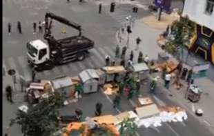 Umesto Šešelja i četnika, radnici Gradske čistoće uklonili barikade u Zemunu (VIDEO)