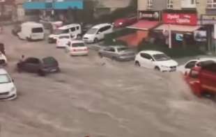 Ulice kao reke, krovovi u vazduhu: Pogledajte kakvo nevreme je pogodilo Ankaru! (VIDEO)