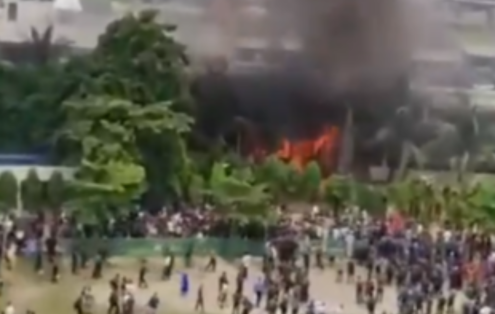 IMA MRTVIH: Vojni avion se zakucao u školu PUNU ĐAKA (VIDEO)
