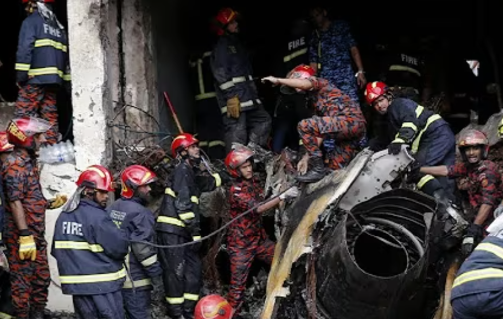 Avion bangladeškog vazduhoplovstva srušio se na školu, najmanje 27 poginulih
