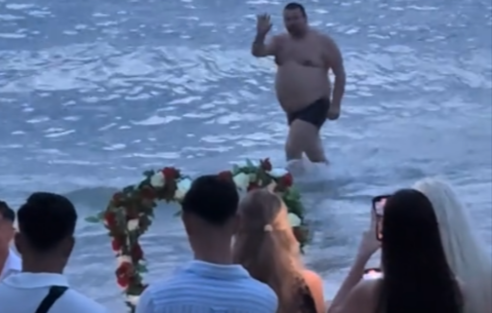 Džentlmenski: Čovek uleteo u kupaćem tokom veridbe (VIDEO)