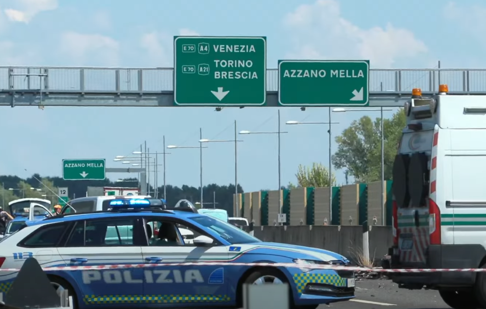 Dve osobe poginule, najmanje dve povređene u padu manjeg aviona na auto-put u Italiji