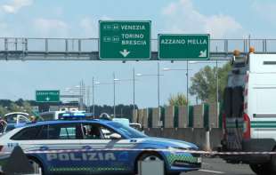 Dve osobe poginule, najmanje dve povređene u padu manjeg aviona na auto-put u Italiji