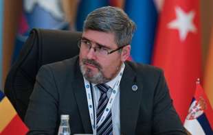 U čije ime govori ministar Starović, jer u ime Srba sigurno NE!