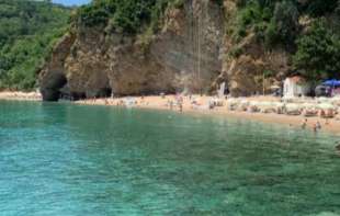 Evo koliko trenutno koštaju ležaljke na najlepšoj plaži Crne Gore