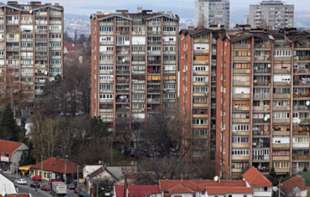 Opasna situacija na Zvezdari: Sa devetog sprata bacaju staklene flaše na beton   