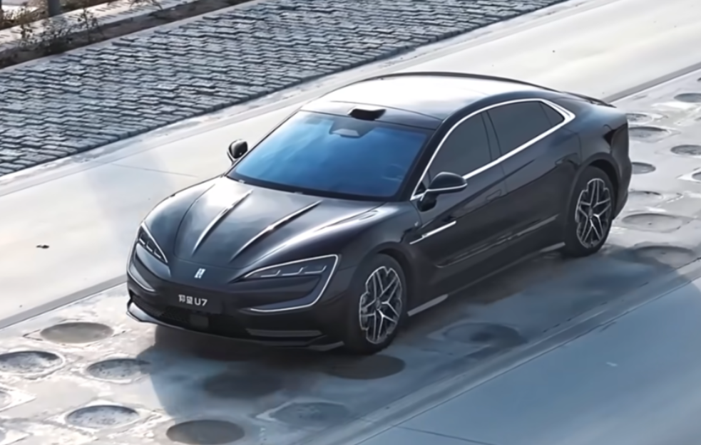 Futuristički superautomobil okreće se u mestu, pluta po vodi i ima preko 1.000 KS (VIDEO)