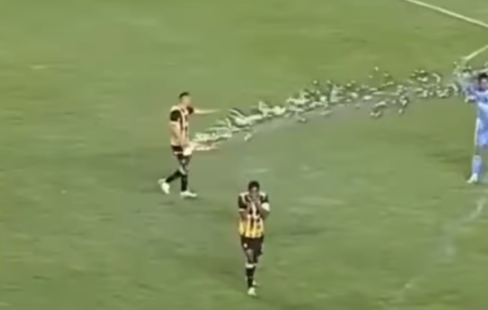 (UZNEMIRUJUĆI VIDEO) Fudbaler pogođen raketom