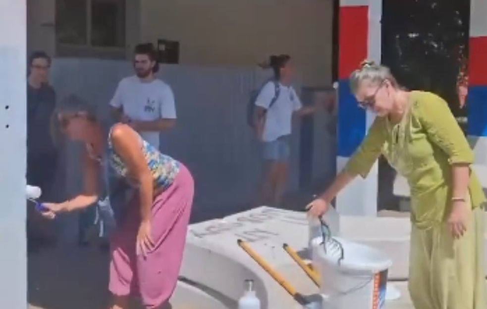 Građani Novog Sada skidaju srpske trobojke sa svojih fasada koje su obojili aktivisti SNS-a