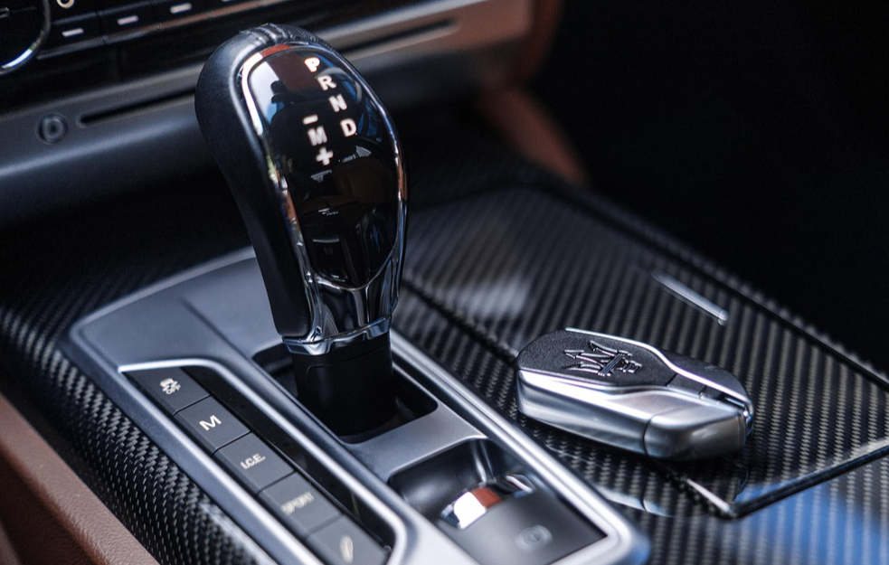 Pre gašenja automobila sa automatskim menjačem da li treba povući ručnu kočnicu?