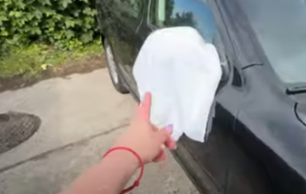 Zašto ljudi masovno stavljaju bele peškire preko retrovizora? (VIDEO)