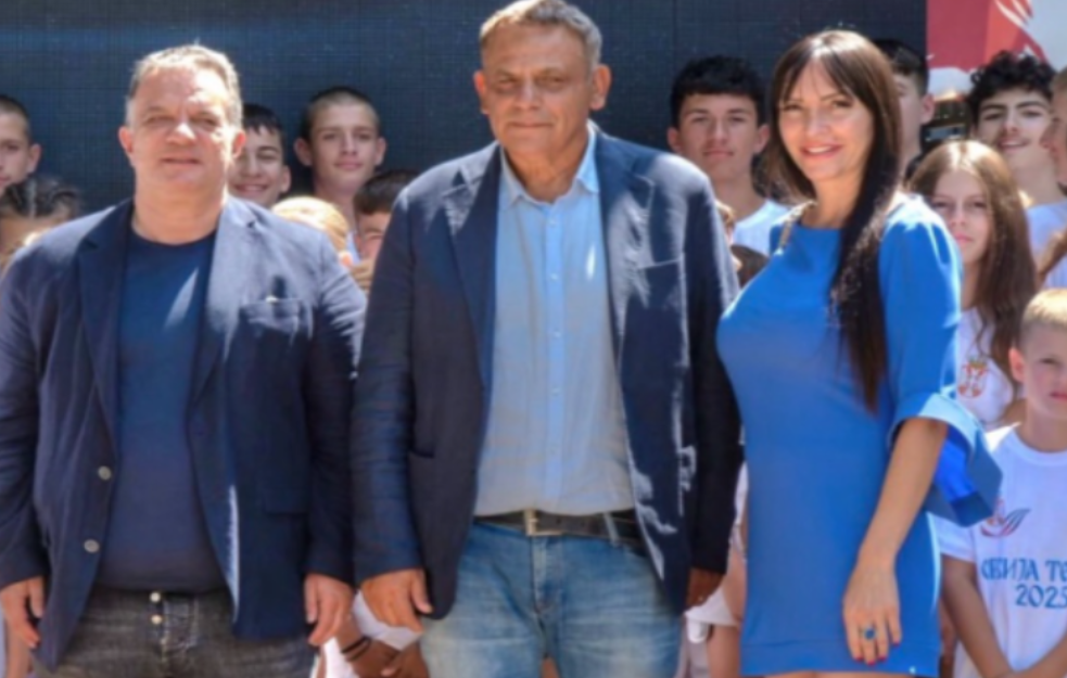 Komedija: Ministarstvo prosvete demantovalo da je šlic Dejana Vuka Stankovića bio otkopčan