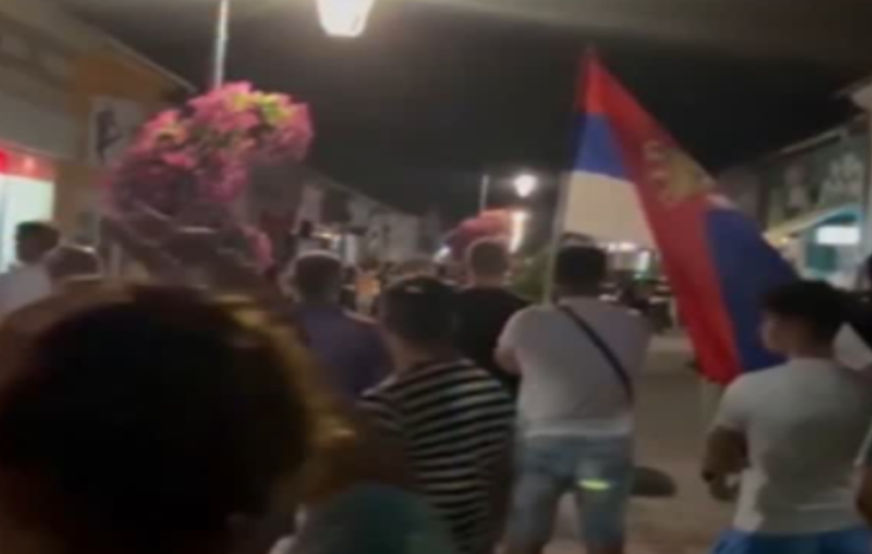 Napeto u Bačkoj Palanci: Protest zbog pretučenog sugrađanina, SNS batinaši gađali građane flašama i jajima (VIDEO)