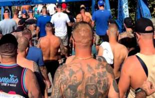 Huligani Leha napravili haos u Knez Mihajlovoj: Lomili izloge lokala, policija hitno reagovala (VIDEO)