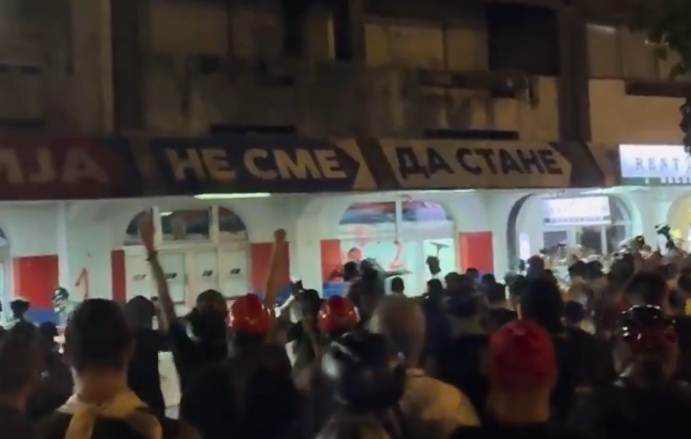 Neredi u Novom Sadu: Demolirane prostorije SNS, bačena i dimna bomba (VIDEO)