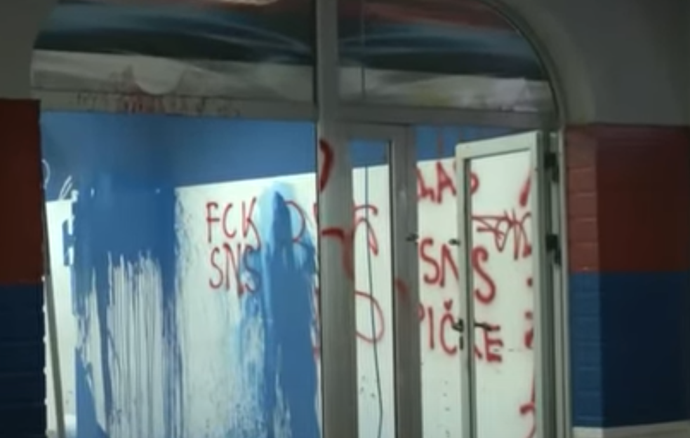 Frans pres: Politička kriza u Srbiji eskalirala u sukobe demonstranata i pristalica SNS-a