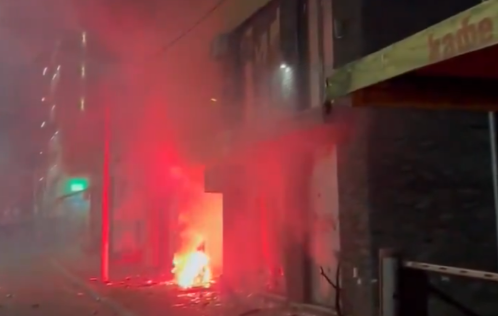Uništene prostorije SNS u Valjevu, kao i prostorije SRS u Zemunu i Novom Sadu (FOTO i  VIDEO)