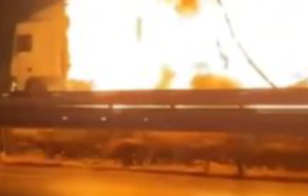 SCENE IZ HORORA: Vozio zapaljen kamion osam kilometara (VIDEO)
