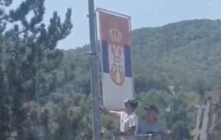Nestaju i tragovi države Srbije na severu Kosmeta: Albanci skinuli srpske zastave sa magistrale prema Raškoj