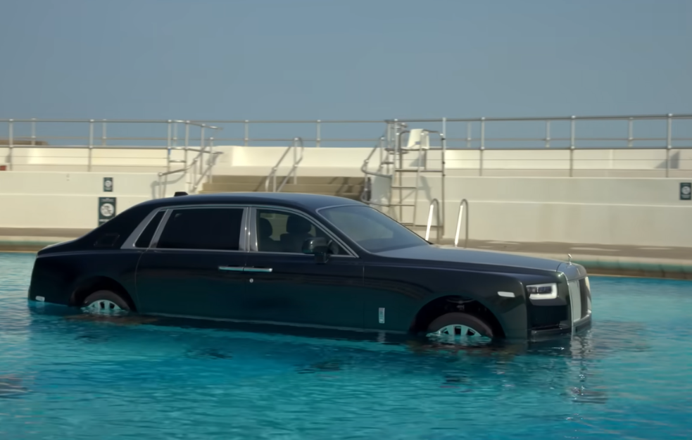 VIDEO: Zašto je ovaj Rolls-Royce Phantom završio u bazenu?
