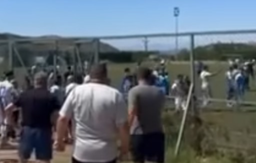 Stravične scene u Severnoj Makedoniji: Roditelji uleteli na teren i teško povredili dvojicu dečaka iz suparničkog tima (VIDEO)