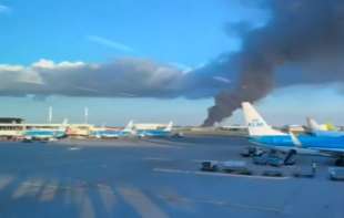Veliki požar kod glavnog holandskog aerodroma u Amsterdamu: Crni gusti dim se nadvija nad pistama (VIDEO))